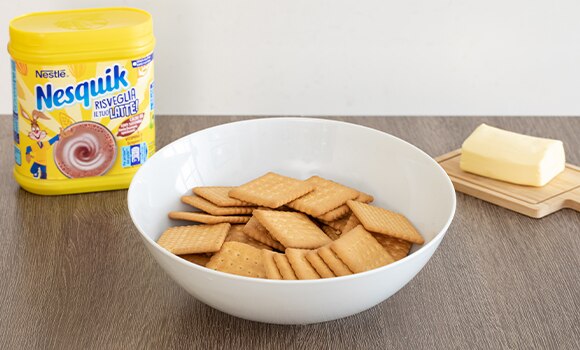 Tritiamo i biscotti aggiungendo Nesquik e burro